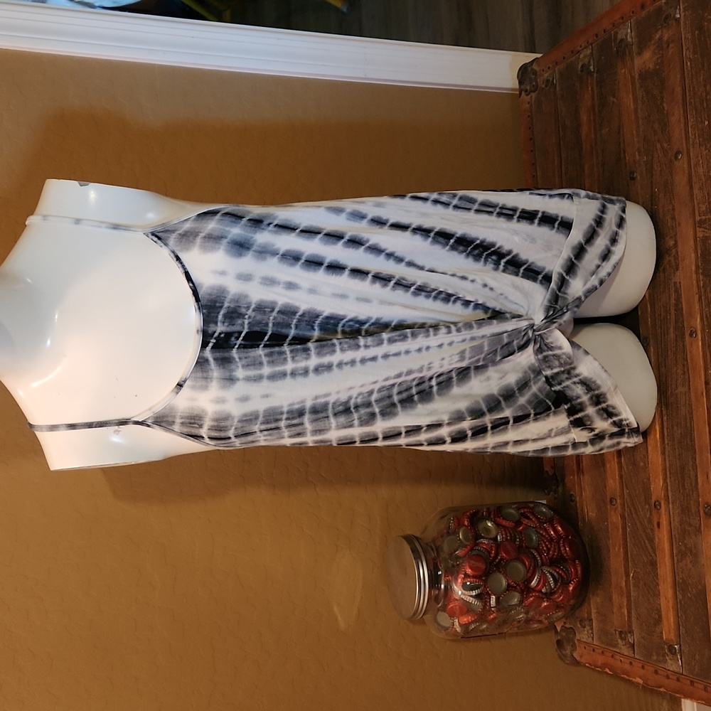 EUC Black and White Tie-Dye Racerback Knotted Front Tank (0743)